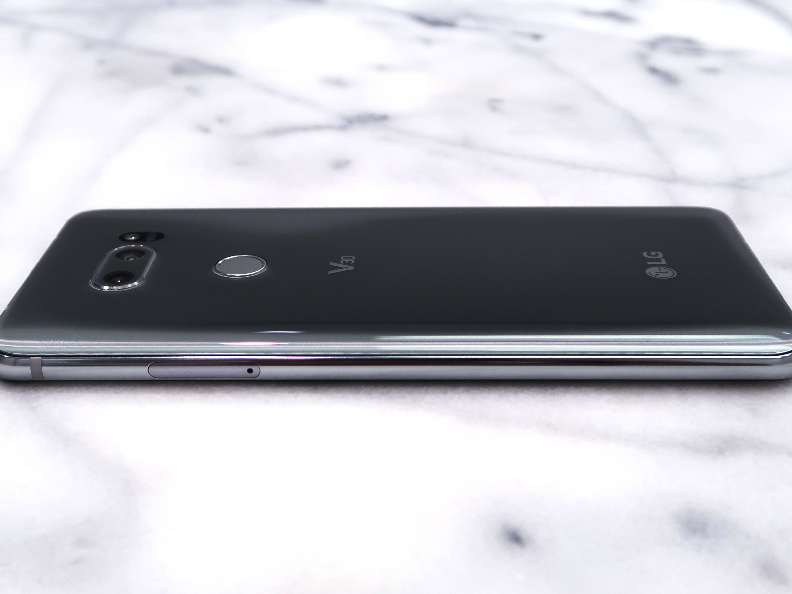 【値下げしました４回目】LG V30＋ L-01K Cloud Silver Amazon | LG(エルジー) セール対象品 V30+ 128GB クラウド